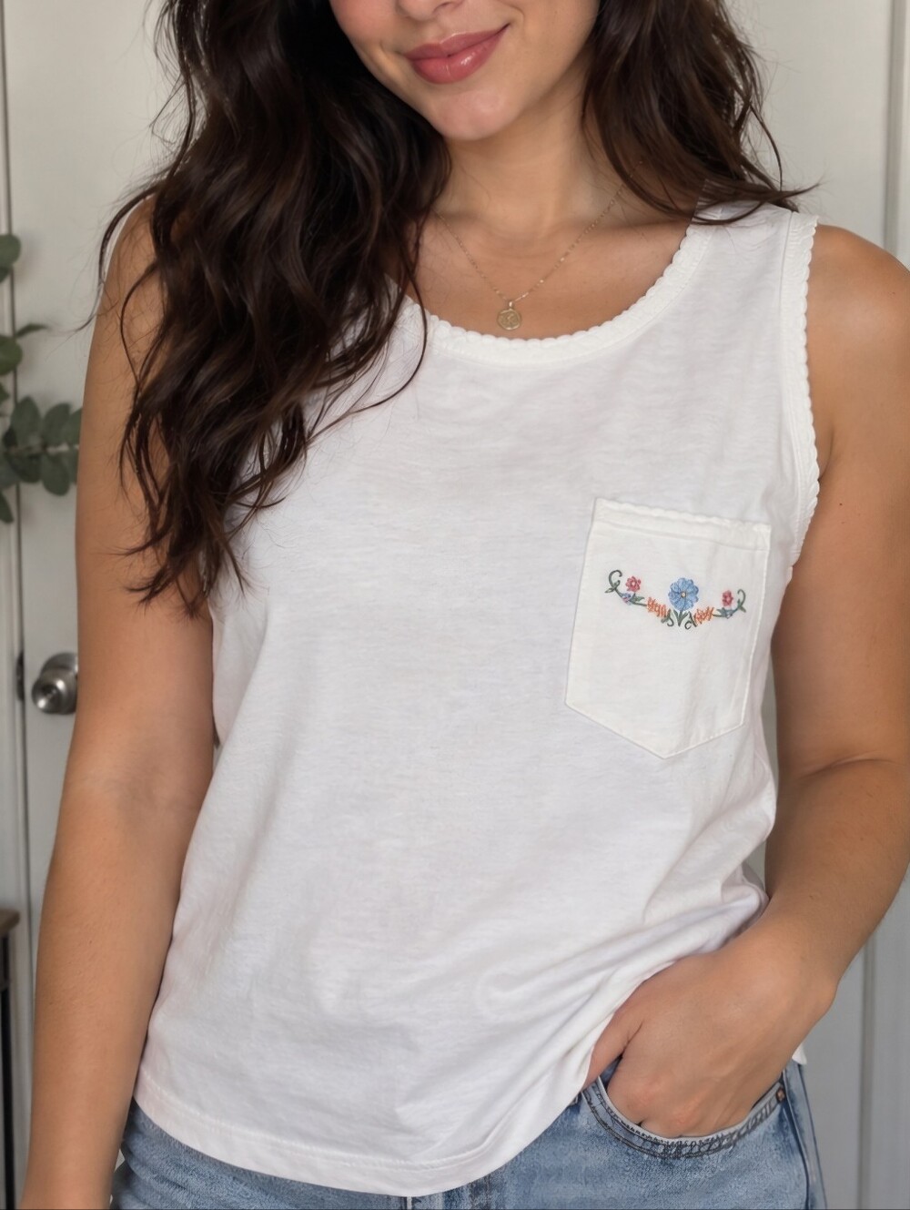 0194 Separate Issue XL White Floral Embroidered Pocket Tank Top Vintage